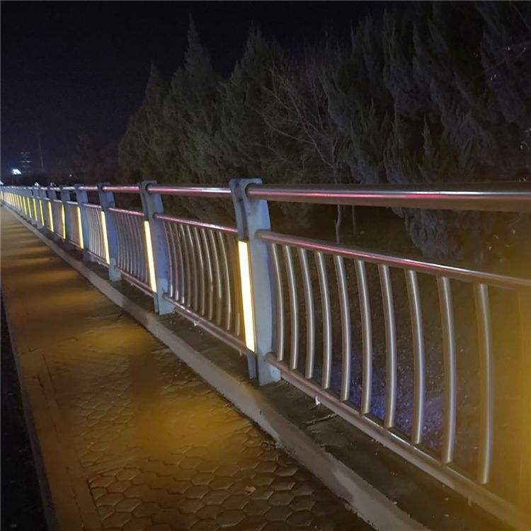 燈光護欄的顏色應與現(xiàn)場結(jié)構(gòu)物及周邊環(huán)境相諧和